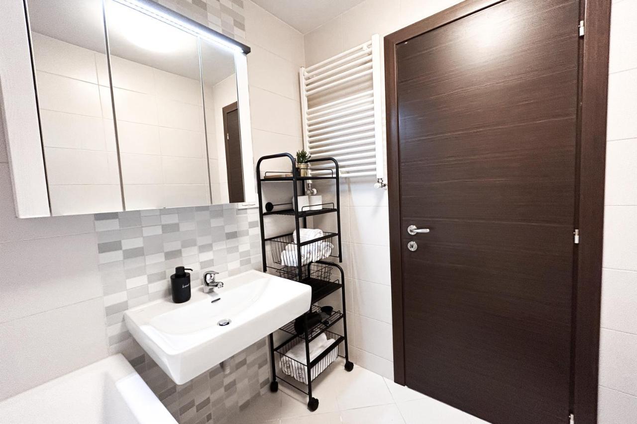 Downtown C22 Apartment Bukares Bagian luar foto